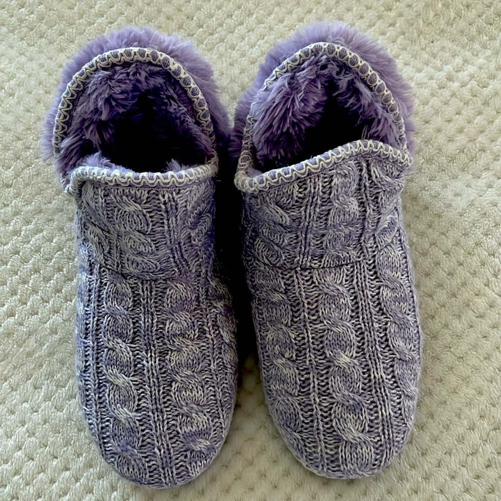 Muk luk slippers in purple. Size large 9-10. Never worn.